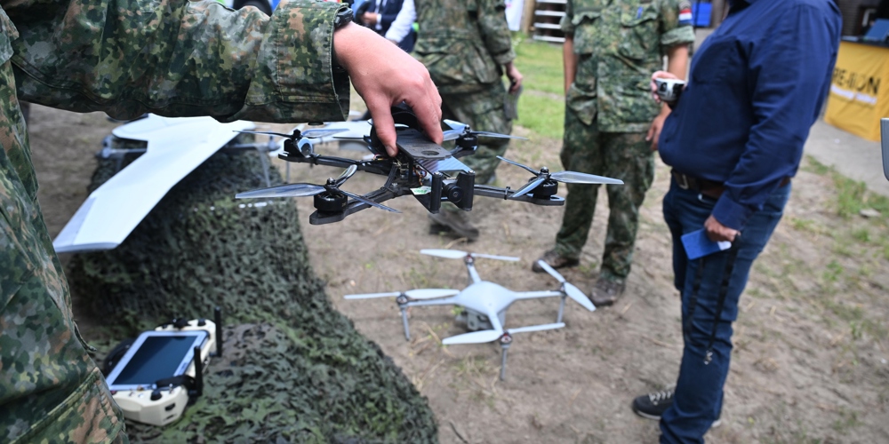 Militairen bezig met drones