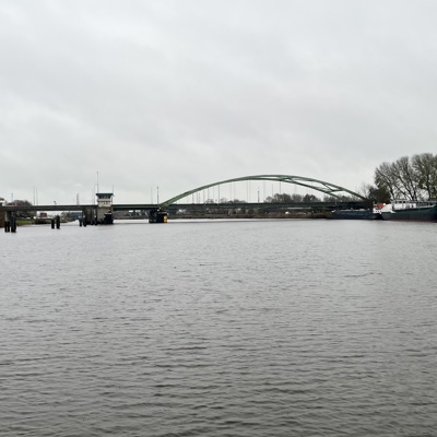 Brug over breed meer