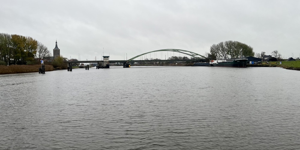 Brug over breed meer