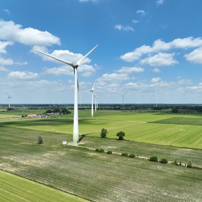 Windmolens in grote groene landschappen
