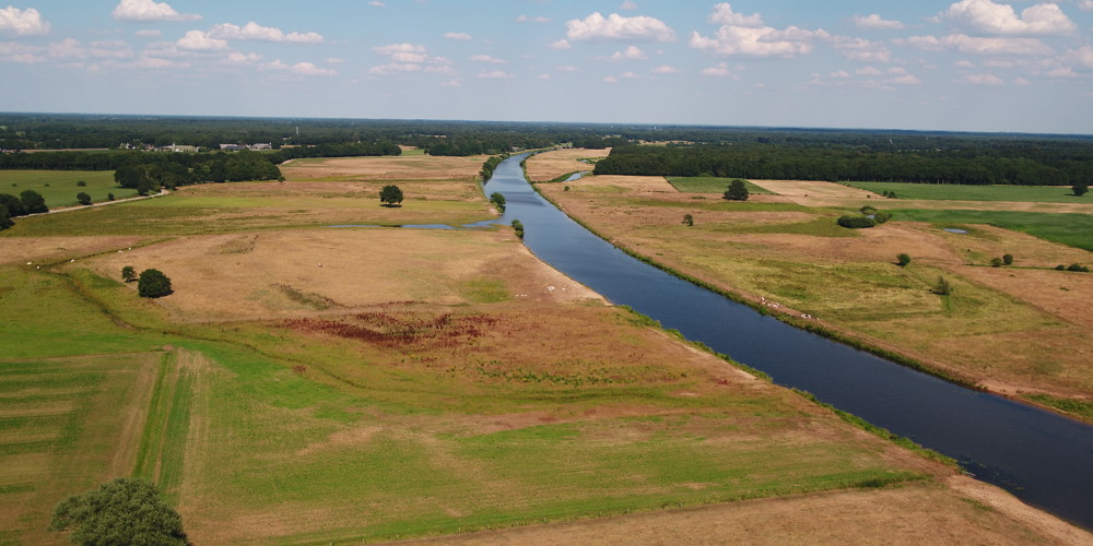 vogelperspectief landschap met bomen en rivier erdoor