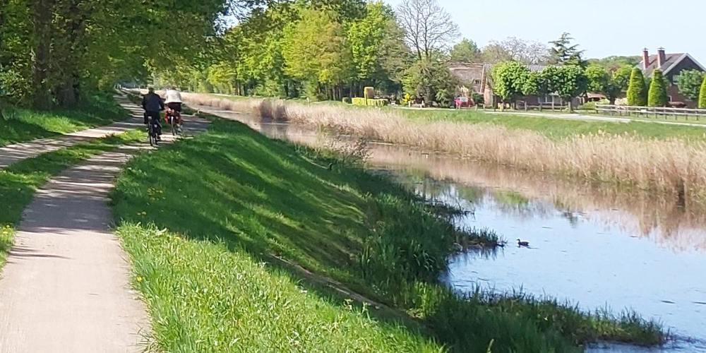 Fietspad met twee fietsers langs kanaal Almelo-Nordhorn