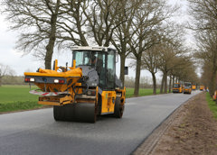 asfaltwalsen aan het werk op de N337