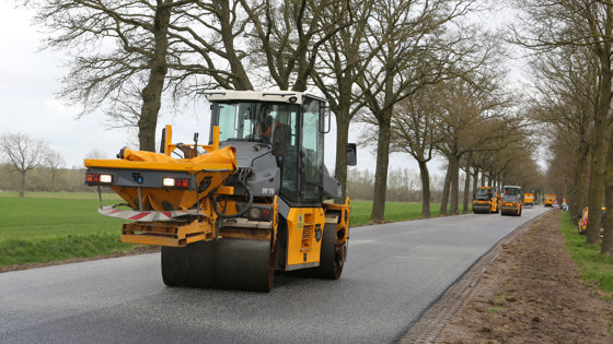 asfaltwalsen aan het werk op de N337