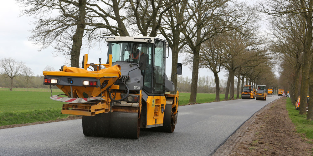 asfaltwalsen aan het werk op de N337