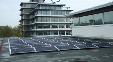 Zonnepanelen op het dak van het provinciehuis