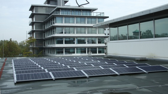 Zonnepanelen op het dak van het provinciehuis
