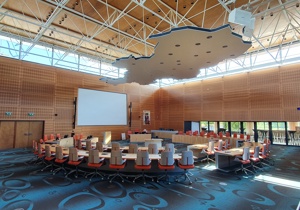 Lege statenzaal in het provinciehuis Overijssel in Zwolle