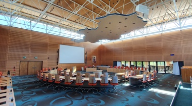 Lege statenzaal in het provinciehuis Overijssel in Zwolle