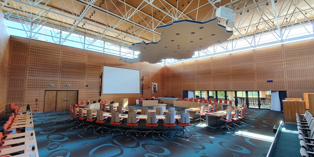 Lege statenzaal in het provinciehuis Overijssel in Zwolle