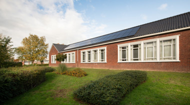 Eenverdiepingsebouw met zonnepanelen erop