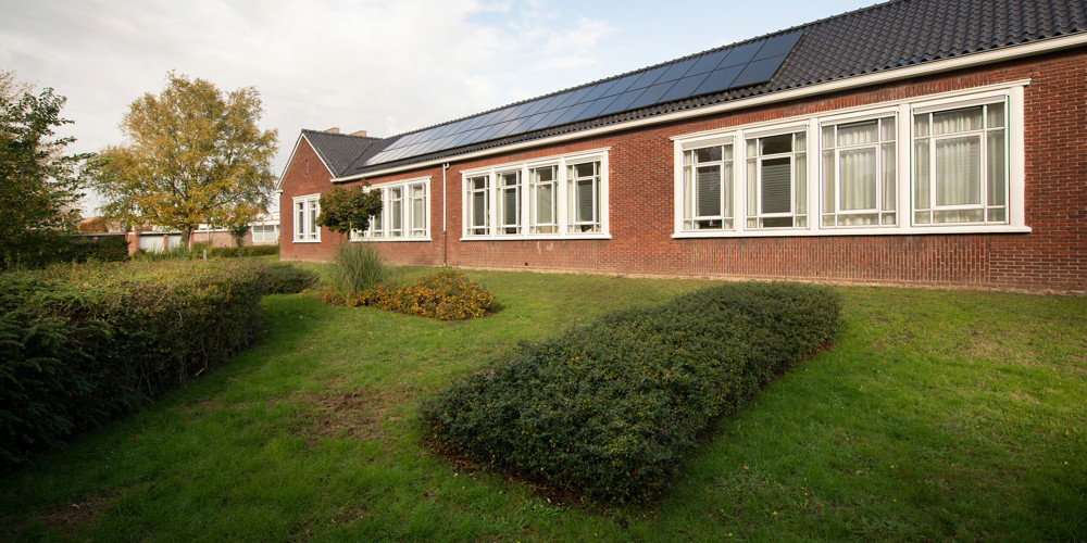 Eenverdiepingsebouw met zonnepanelen erop