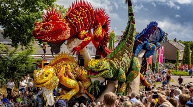 Bloemencorso kar met dinosaurussen