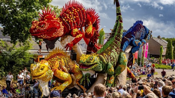 Bloemencorso kar met dinosaurussen