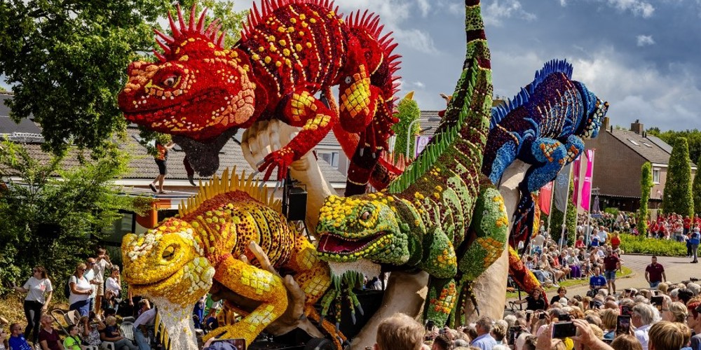Bloemencorso kar met dinosaurussen