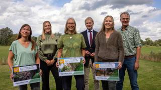 Groepsfoto van de drie winnaars van de fotowedstrijd de meest geliefde boom van Overijssel.