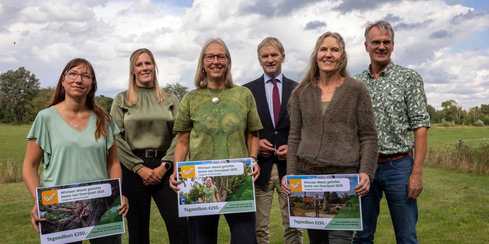 Groepsfoto van de drie winnaars van de fotowedstrijd de meest geliefde boom van Overijssel.