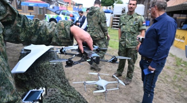 militairen met drones in de weer