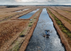 Luchtfoto harkboot in Wieden-Weerribben aan het werk (fotograaf Henk Jan Tobbe)