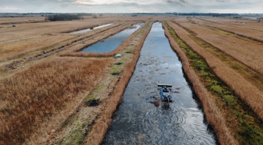 Luchtfoto harkboot in Wieden-Weerribben aan het werk (fotograaf Henk Jan Tobbe)