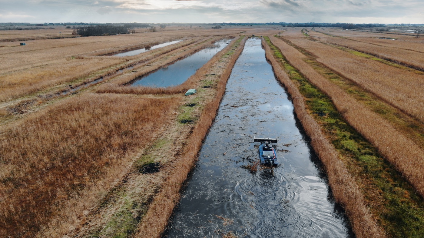 Luchtfoto harkboot in Wieden-Weerribben aan het werk (fotograaf Henk Jan Tobbe)