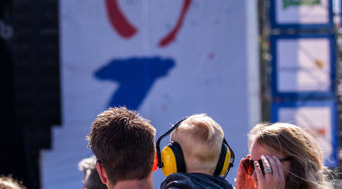 Mensen voor het podium van bevrijdingsfestival Zwolle
