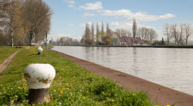 Foto van sloot naast een wandelpad