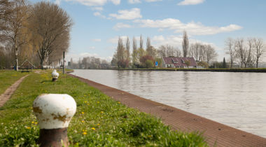 Foto van sloot naast een wandelpad