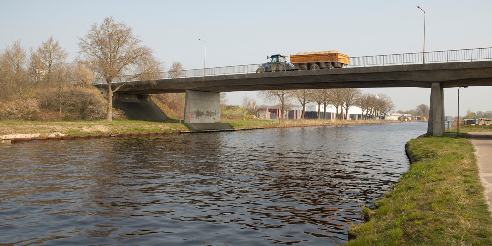 foto met tractor die rijdt over een sloot
