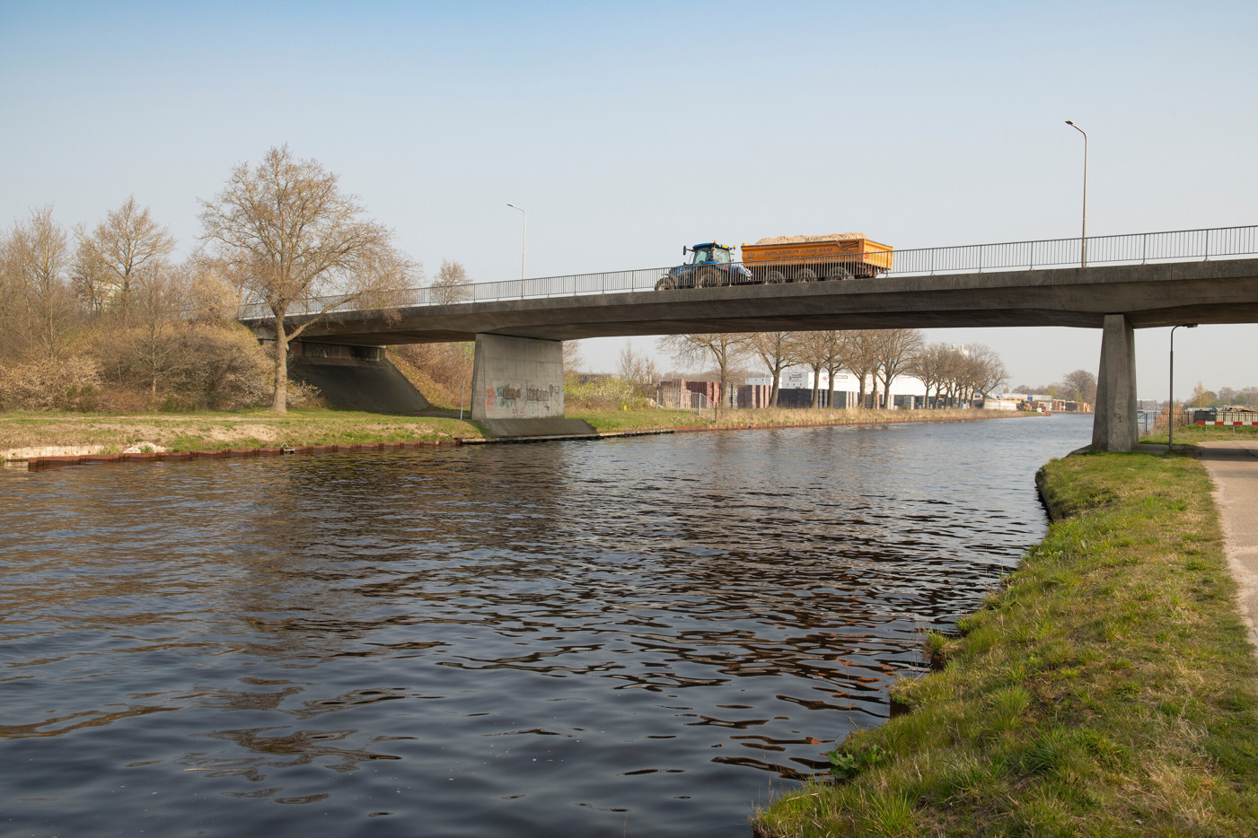 foto met tractor die rijdt over een sloot