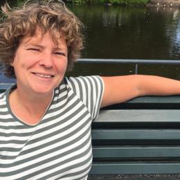 Foto van Annemarie Gehrels zittend op een bankje aan het water