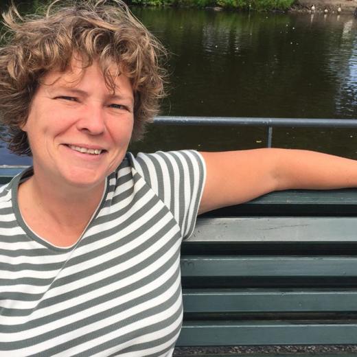 Foto van Annemarie Gehrels zittend op een bankje aan het water